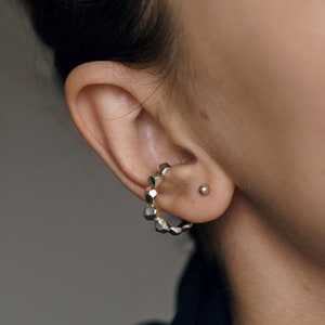 Ear cuff facetado Ear cuff de plata Ear cuff de cartílago Ear cuff simple Ear cuff de plata facetado Ear cuff básico Ear cuff básico de plata Ear cuff diario