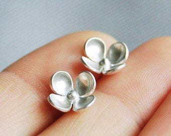 Flower silver earrings Floral earrings Basic silver studs Dark flower earrings Floral silver studs Everyday silver studs Light flower studs