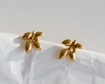 14k Gold Ast Ohrringe: Zierliche Blümchen Ohrstecker