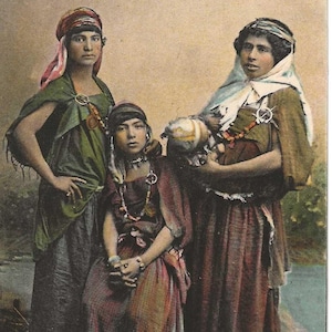 Postal fotográfica de mujeres beduinas, c. 1910
