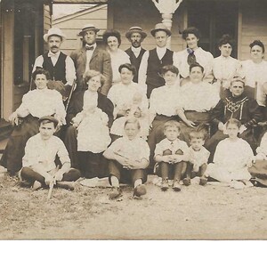 Carte postale avec photo de famille Près du porche, v. 1910