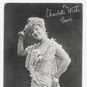 Cartolina fotografica della ballerina-cantante Charlotte Wiehe, 1905