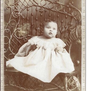 Carte pour armoire de bébé chaise en osier, v. 1880