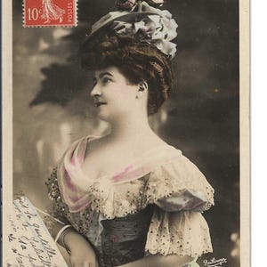 Cartolina fotografica francese con attrice in abito di pizzo, 1907