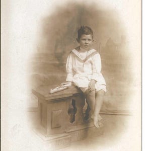 Postal fotográfica del Pequeño Marinero, c. 1910