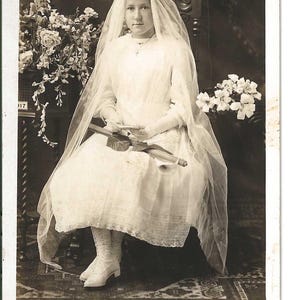 Carte postale avec photo pour la première communion d'une fille douce, v. 1910