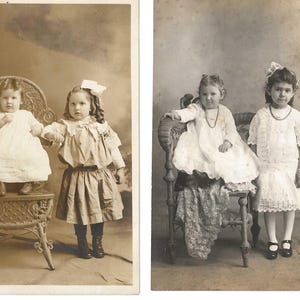 Paire de cartes postales avec photo d'enfants sur des chaises, v. 1910