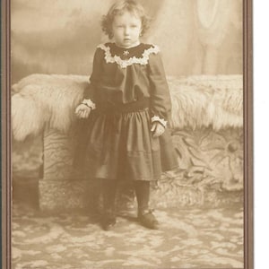 身なりの良い子供のキャビネットカード、1880年頃