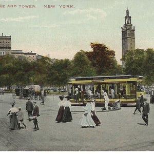 Puede incluir: Postal antigua que representa Madison Square y la Torre en Nueva York. La imagen muestra un tranvía amarillo, carruajes tirados por caballos y personas con ropa de época. La escena está ambientada en una plaza pública con árboles y edificios.