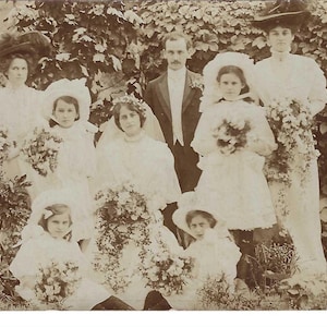 RÉSERVÉ À MERISSA - Carte postale britannique avec photo pour une fête de mariage, v. 1910