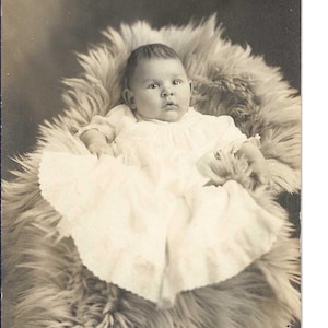 Carte postale avec photo pour bébé avec tapis en fourrure, v. 1910