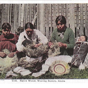 Carte postale avec photo de femmes indigènes d'Alaska tissant des paniers, v. 1910