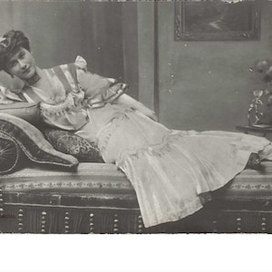 Carte postale photo autrichienne d'actrice allongée, v. 1910