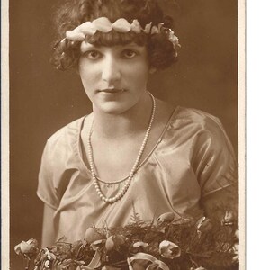 Carte postale photo en l'honneur d'une dame, v. 1910
