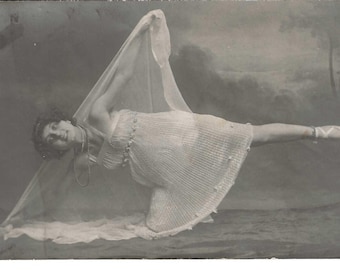 RÉSERVÉ À TATIANA - Carte postale photo française Gauzy Dancer, c. 1910