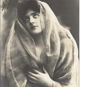 Pocztówka ze zdjęciem „Pobożna kobieta”, 1902 r.