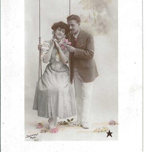 Cartolina fotografica francese "Amanti con un'altalena", c. 1910