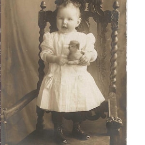Cartão postal fotográfico de Thelma e seu cachorro de brinquedo, c. 1910