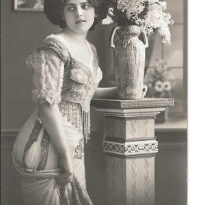 Lila Lady French Birthday Postkarte, c. Um 1910