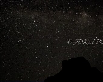 Estrellas y Vía Láctea sobre el Parque Nacional Big Bend, Big Bend, Texas. Impresión de metal HD lista para colgar.