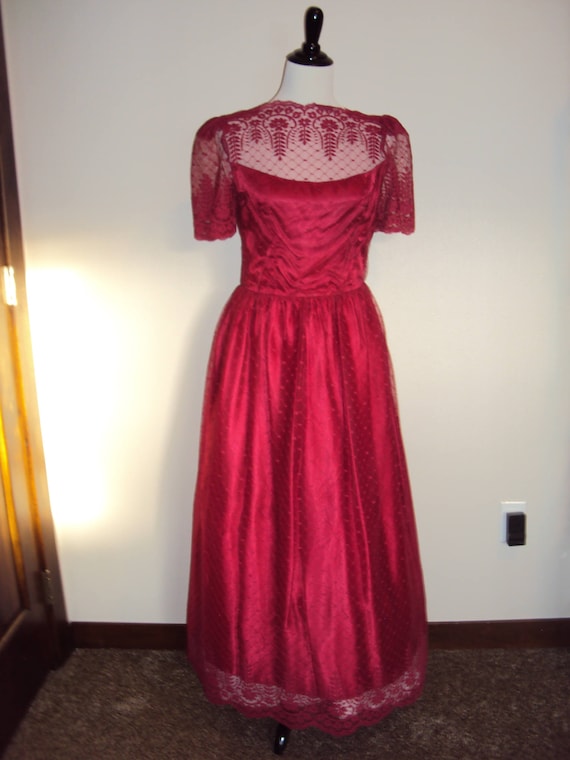 1970s-80s Womens Garnet Red/Burgandy Satin & Lace 