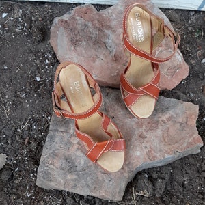 1970s Womens Burtons Made In Brazil Leather Brown/Tan Strappy Sandals With Cork Heels Size 5-5.5/ Vintage 4&quot; Strappy Sandals Size 5-5.5