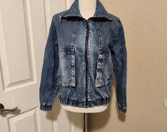 Jaqueta jeans feminina oversized azul, lavagem média, dois tons, tamanho M, estilo anos 70/80, fabricada em Hong Kong. Modelo Mid Century.