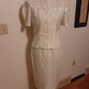 1980s Womens Ivory 2 Piece Linen Look Leslie Fay Petite Special Occasion/Bridal Pencil Skirt Suit Size 8/ Vtg Mother Of Bride Skirt Suit