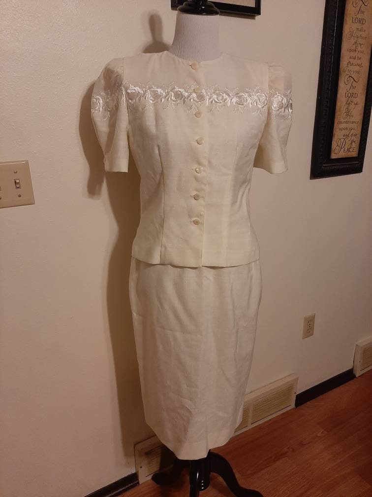 1980s Womens Ivory 2 Piece Linen Look Leslie Fay Petite Special Occasion/Bridal Pencil Skirt Suit Size 8/ Vtg Mother Of Bride Skirt Suit