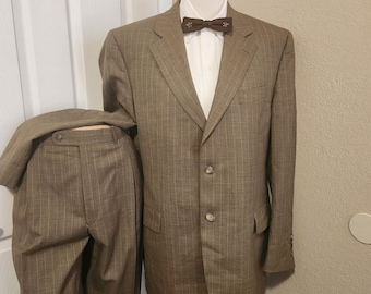 Traje de boda/fiesta de graduación de dos piezas para hombre, de los años 80-90, color marrón topo, con raya diplomática, forrado, pliegues y puños, marca Jack Victor para Saks Fifth Avenue, fabricado en Canadá, talla 44/35.