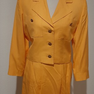 Années 1970 Femme doublée Don Caster Marigold 2 Pièces Jupe dautomne Costume avec veste crop Taille S-M/Vtg Femmes Jaune/Or 2 Pièces Jupe Costume Taille S-M image 2