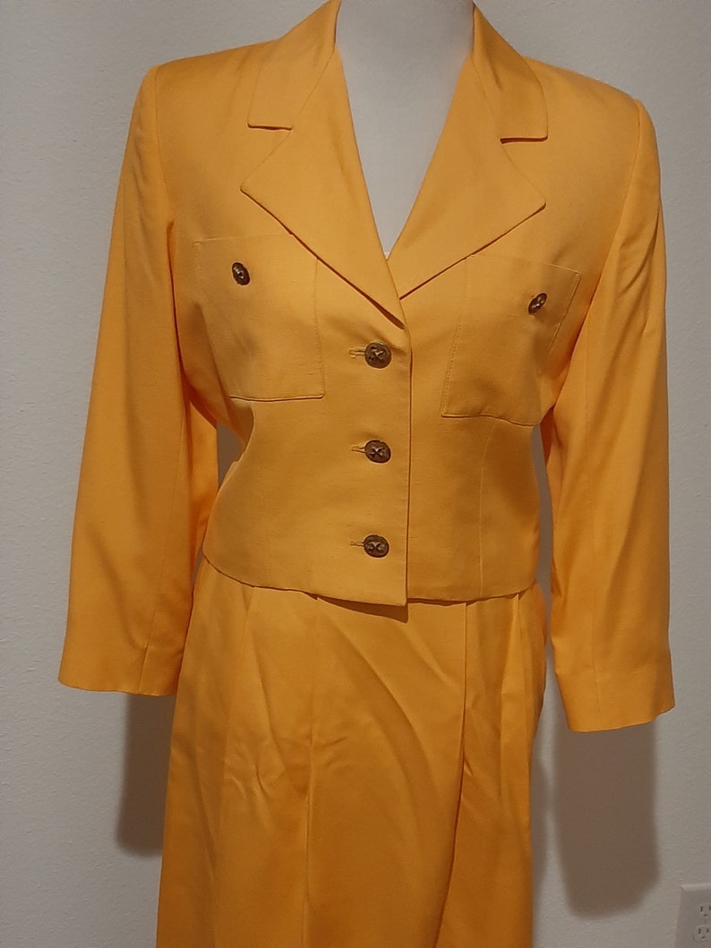 Années 1970 Femme doublée Don Caster Marigold 2 Pièces Jupe dautomne Costume avec veste crop Taille S-M/Vtg Femmes Jaune/Or 2 Pièces Jupe Costume Taille S-M image 2