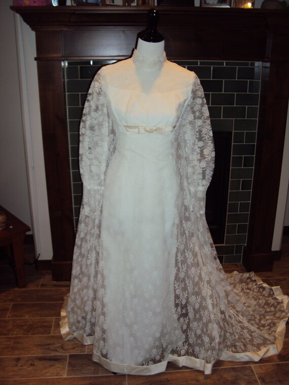 1960s Womens White Lace/Satin And Ivory Satin Tri… - image 7