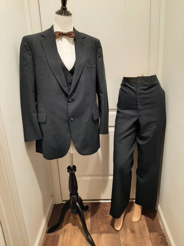 1970s-70s Mens Navy Blue 3 Piece Pin Stripe Suit Size 44/38