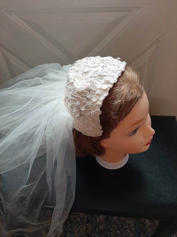 Mid Century Womens Ivory Beaded Lace Cap Tulle Wed