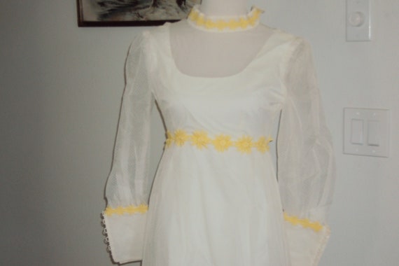 1960s-70s Womens White Dotted Swiss/Yellow Daisie… - image 5