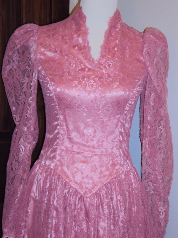 1970s Womens Juniors Dusty Rose Pink Romantic Lace Special Occasion/Prom /Bridesmaid/Jr Bridesmaid Tea Length Dress Size S/Modest Lace Dress 1970s Womens Juniors Dusty Rose Pink Romantic Lace Special Occasion/Prom /Bridesmaid/Jr Bridesmaid Tea Length Dress Size S/Modest Lace Dress