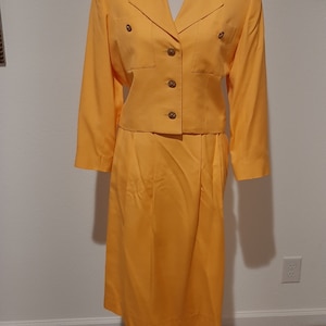 Années 1970 Femme doublée Don Caster Marigold 2 Pièces Jupe dautomne Costume avec veste crop Taille S-M/Vtg Femmes Jaune/Or 2 Pièces Jupe Costume Taille S-M image 1