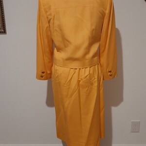 Années 1970 Femme doublée Don Caster Marigold 2 Pièces Jupe dautomne Costume avec veste crop Taille S-M/Vtg Femmes Jaune/Or 2 Pièces Jupe Costume Taille S-M image 4