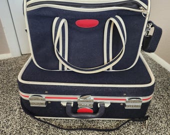 Mid Century Mod 2 pièces de bagages et fourre-tout texturés en laine Skyway bleu marine/rouge/blanche des années 60 et 70, valise de cabine 2 pièces/bagage gigogne