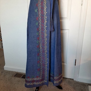 1970s Womens Medium Wash Denim Chambray Wrap Maxi Skirt With Machine Embroidery Border Size S-M/Boho Hippie Cotton Blend Chambray Wrap Skirt