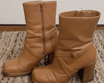 1980s-90s Womens Camel Tan Faux Leather No Boundaries Chunky Heel Ankle/Calf Boots Size 8/ Vintage Platform  3.5" Heels Chunky Boots Size 8