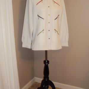 Chaqueta informal de poliéster King James of California, color crema/blanco, para mujer, años 70, talla M, con broches de latón blancos y cremalleras arcoíris.