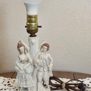 Halverwege de eeuw kleine porseleinen Victoriaanse tafellamp / Boudior wit/goud Victoriaans paar porseleinen holle nachtkastjelamp gemaakt in Japan 10,5 x 4"