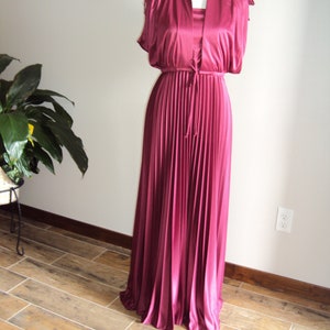 1970s Womens 2 Piece Burgandy Special Occasion Knit Accordion Pleat Prom/Bridesmaid/Homecoming Dress Size  5-6/Maroon Mother Of Bride Modest