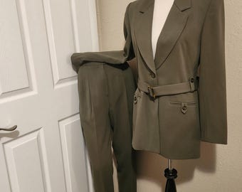 1970-80-talets mossgrön Kasper för ASL 2-delad kostym för kvinnor, storlek M/armégrön/olivgrön polyesteracetatjacka med skärp, hög midja