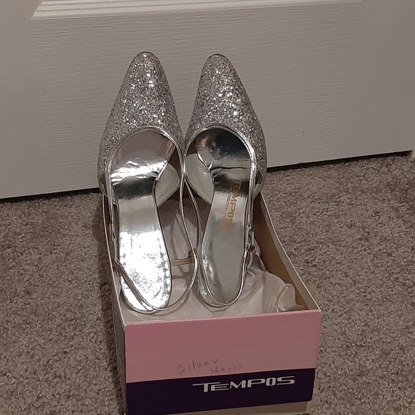 1960s 70s Womens Silver Glitter Tempos Kitten Heel Sling Back Holiday Shoes Size 8-8.5/Mid Century Silver Glitter Bridal Slingback Heels 8