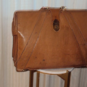 Cartera tipo cartera de cuero de grano superior marrón dorado/silla de montar de mediados de siglo de National NBC con cerradura/llave/cartera de cuero desgastado vintage de 13 x 17 x 7