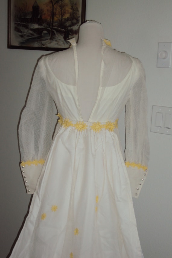 1960s-70s Womens White Dotted Swiss/Yellow Daisie… - image 4