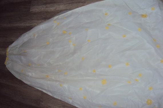 1960s-70s Womens White Dotted Swiss/Yellow Daisie… - image 10